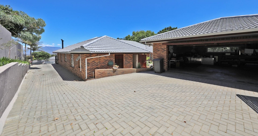 4 Bedroom Property for Sale in Plattekloof Western Cape